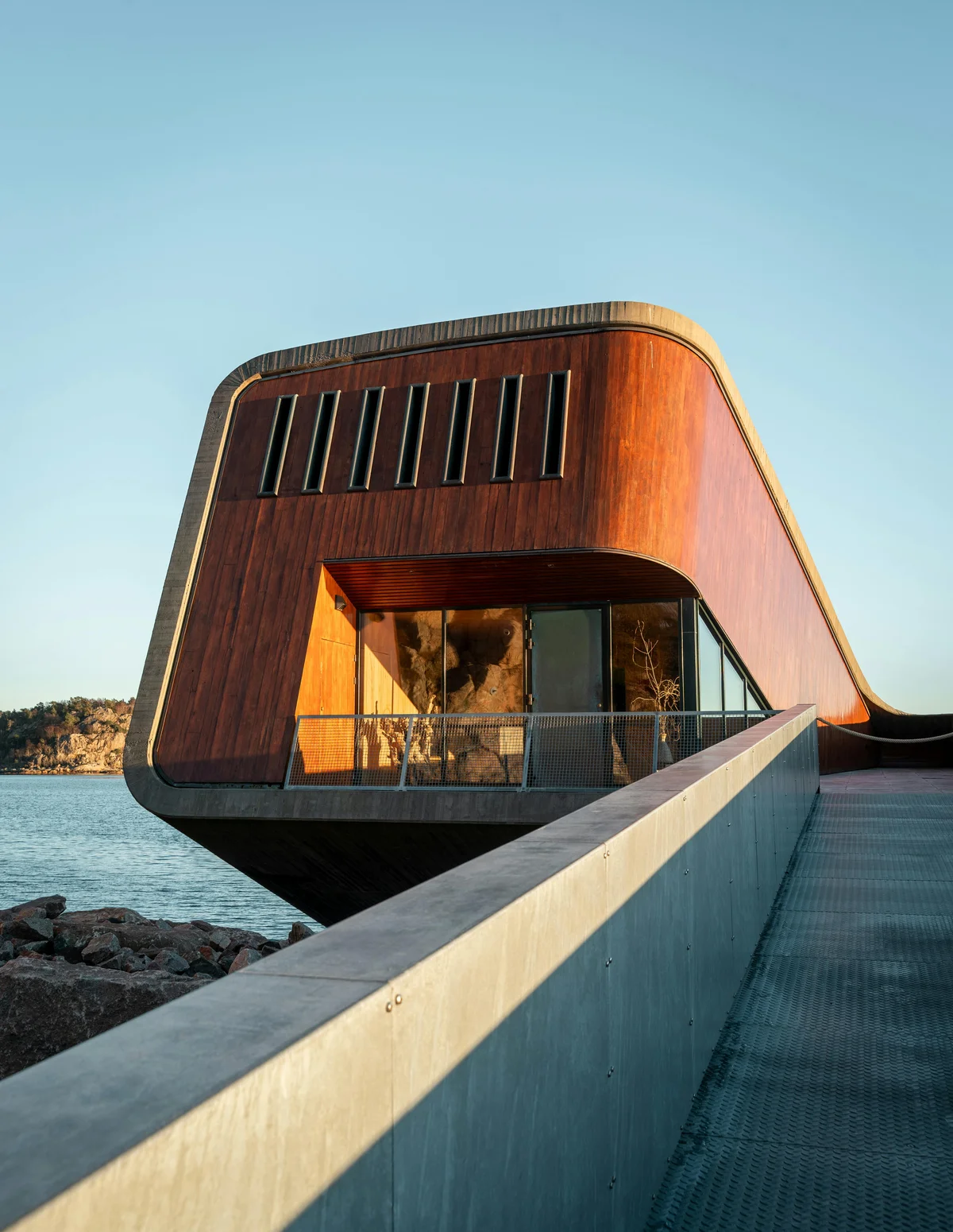Clădire arhitecturală cu fațadă din oțel Corten patinat natural — panouri brune cu deschideri ventilate, design contemporan