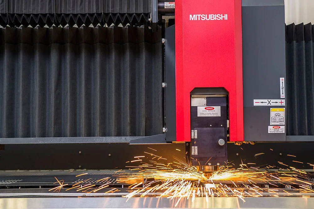 Laser CNC Mitsubishi ML3015EX în acțiune — debitare tablă cu scântei, atelier SOZO PROJECT Iași