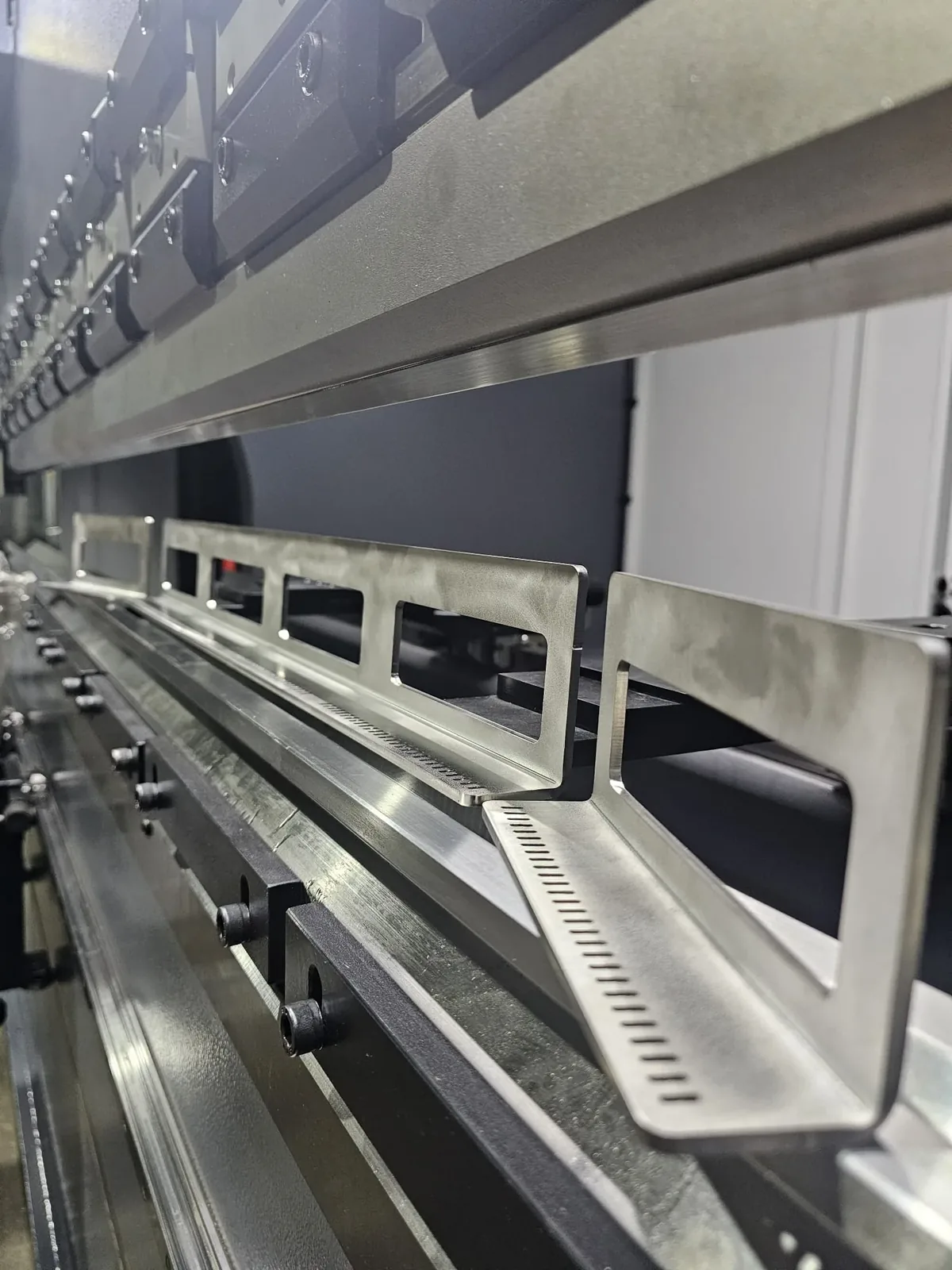 Profile metalice îndoite la abkant CNC — exemplu raze de îndoire tablă oțel