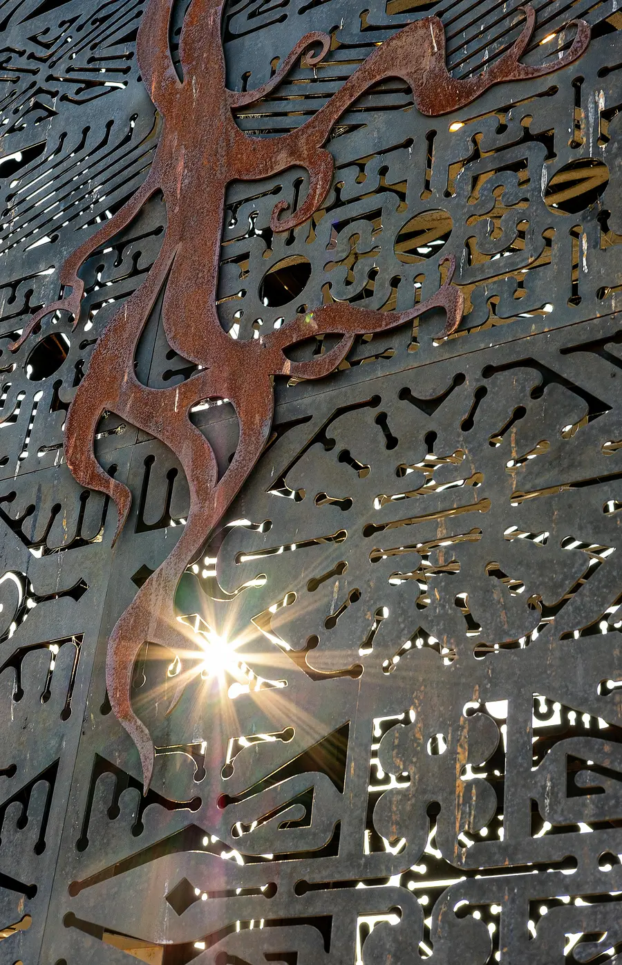 Element decorativ din tablă tăiată laser CNC — pattern complex cu efect de lumină