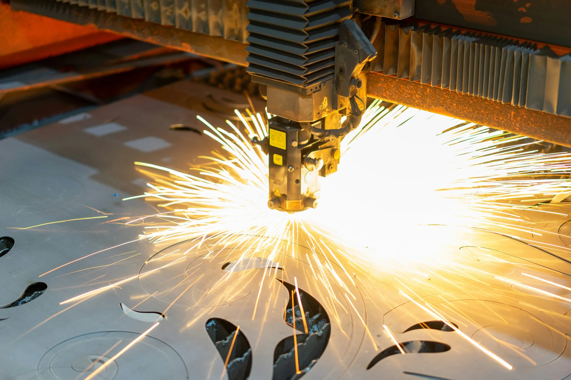 Mașină plasma CNC în acțiune — cap de tăiere cu scântei intense la tăierea tablei metalice