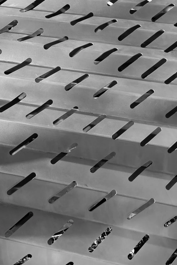 Tablă metalică cu decupaje slot alungite în serie — debitare laser CNC precizie, format stivuit