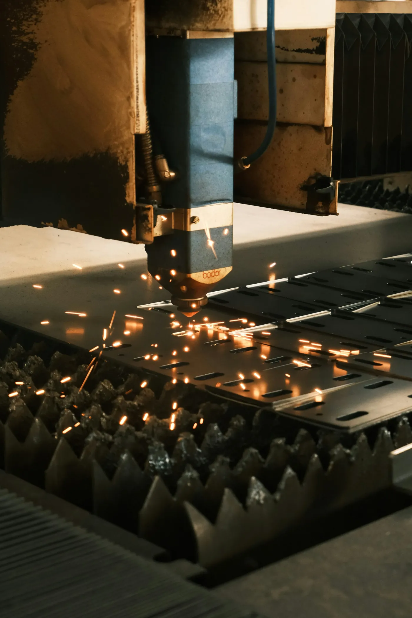 Inginer pregătind fișier DXF pentru debitare laser în software CAD