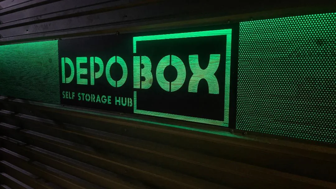Firmă luminoasă Depo-Box — litere din inox debitate laser