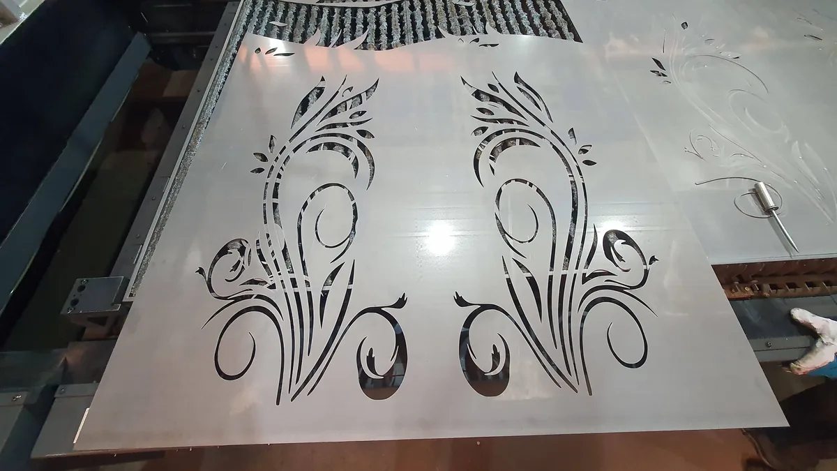 Panou decorativ floral — debitare laser din tablă neagră