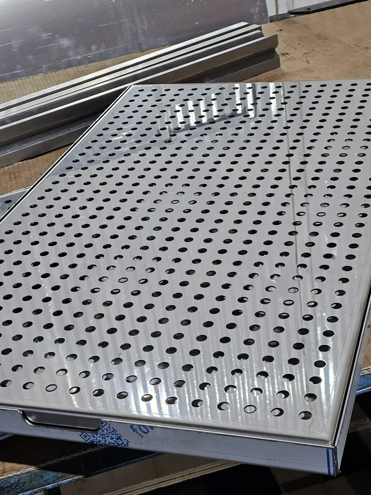 Panouri perforate din tablă tăiate laser CNC — debitare aluminiu și inox la comandă Iași