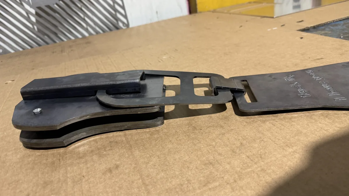 Piesă industrială din tablă oțel executată prin debitare laser CNC — componentă conveior